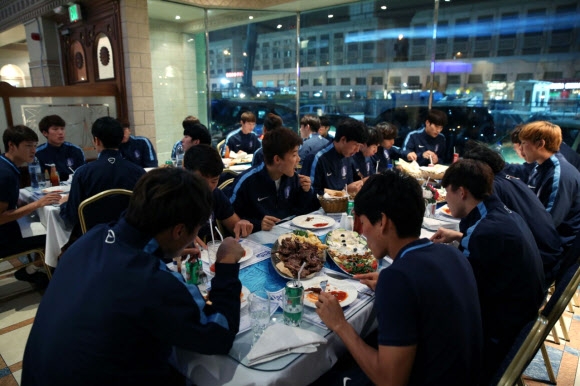 27일(현지시간) 카타르 도하의 양갈비 식당 알카이마에서 올림픽 축구 대표팀 선수단이 모여 단체로 식사를 하고 있다.  대한축구협회 제공
