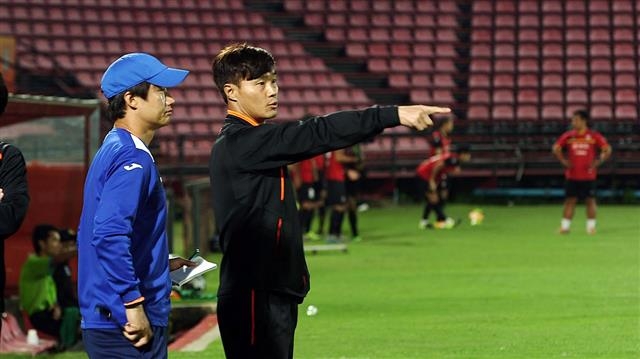 남기일(오른쪽) 광주FC 감독이 28일 전지훈련지인 태국 방콕 논타부리의 무앙통 유나이티드 연습 경기장에서 코치에게 전술을 지시하고 있다. 광주FC 제공