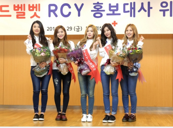 레드벨벳이 청소년적십자사 홍보대사 위촉식을 가진 뒤 찍은 기념사진.