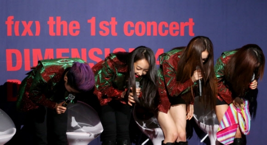 90도로 인사하는 에프엑스