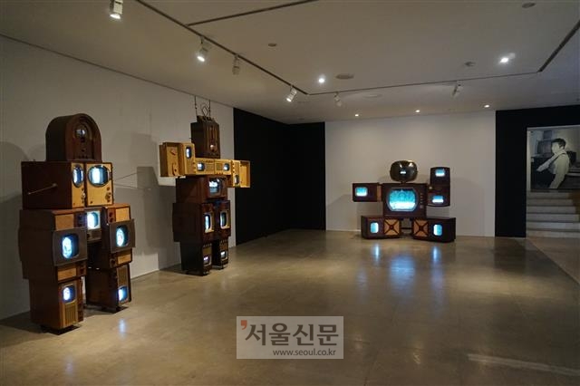 갤러리 현대에 전시된 백남준의 작품 ‘로봇’ 시리즈.