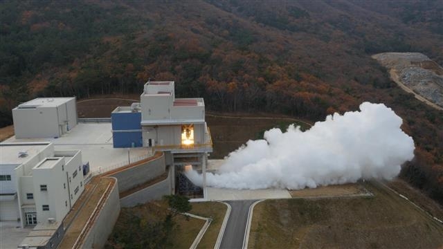 한국형 발사체 3단에 장착될 7t급 엔진 연소시험에서 엄청난 양의 수증기가 발생하고 있다. 한국항공우주연구원 제공