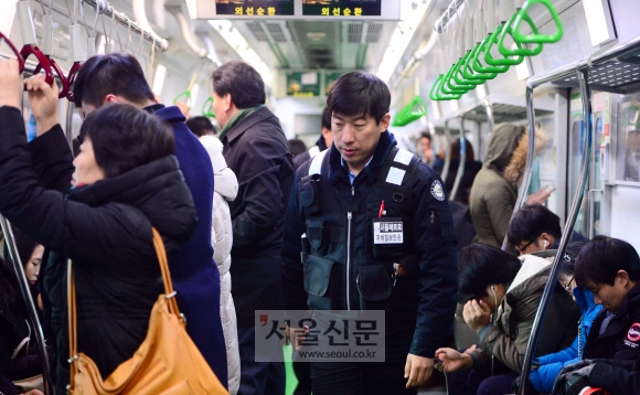 28일 오전 11시쯤 이재민(가운데) 지하철 보안관이 2호선 전동차 내부를 순찰하고 있다. 박윤슬 기자 seul@seoul.co.kr