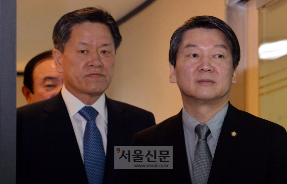 국민의당 안철수(오른쪽) 의원과 주승용 원내대표가 31일 서울 마포당사에서 국회 파행에 대한 입장 표명을 하기 위해 기자회견장으로 들어서고 있다.  이종원 선임기자 jongwon@seoul.co.kr 