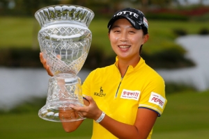 [포토] 김효주, LPGA 바하마 클래식 우승…트로피 들어 올리며 환한 웃음