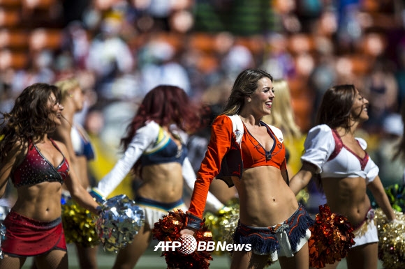 31일(현지시간) 미국 하와이 호놀룰루의 알로하 스타디움에서 열린 2016 NFL 프로볼에서 치어리더들이 공연을 펼치고 있다. ⓒ AFPBBNews=News1