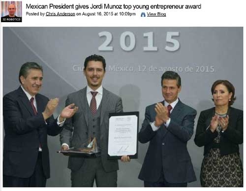 젊은 기업가 상 수상(왼쪽: 멕시코 대통령, 출처 DIYdrones)