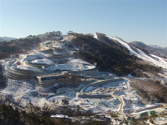 평창 알펜시아에 들어서는 슬라이딩센터가 위용을 드러내고 있다. 강원도 제공