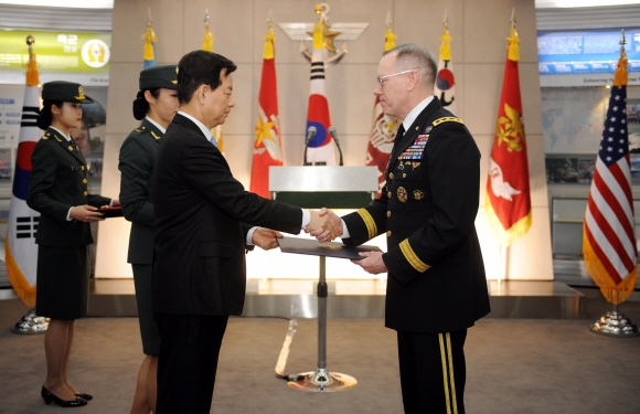 이임을 하루 앞둔 버나드 샴포(오른쪽) 미 8군사령관이 1일 서울 용산구 국방부 청사에서 한민구 국방부 장관으로부터 보국훈장 국선장을 받고 있다. 국방부 제공