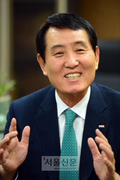 여느 때보다 올해 위험 요인이 많다는 성세환 BNK금융그룹 회장은 주춧돌이 젖은 것을 보고 우산을 미리 펼쳐 큰비에 대비하겠다고 했다. 강성남 선임기자 snk@seoul.co.kr