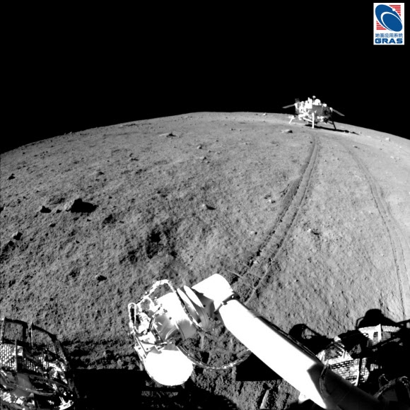 중국의 달 탐사 로봇이 촬영한 고해상 사진이 공개됐다.  중국 국가천문대는 1일 창어(嫦娥) 3호를 통해 달에 착륙한 로봇이 촬영한 사진들을 전송받아 대외 공개했다. 이중에는 이전에는 공개된 바 없던 고해상도 컬러 사진도 대거 포함돼 있다. 2016.2.1 중국망 웹사이트 캡쳐