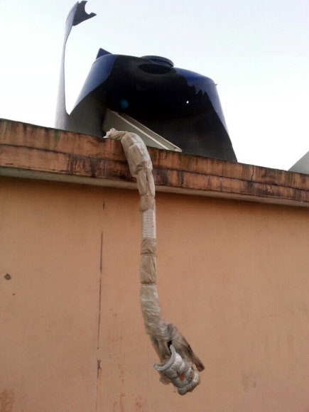 ’삐라’에 파손된 물탱크