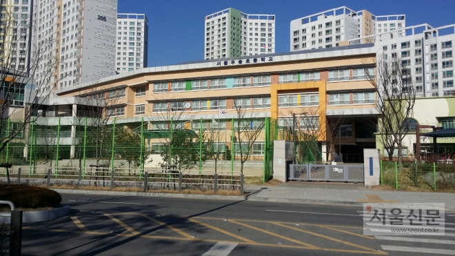 차량 진출입로 공사가 진행될 서울 서초구 우솔초등학교. 서초구 제공