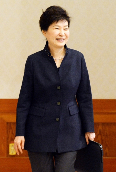 박근혜 대통령은 2일 국무회의 주재를 위해 입장하고 있다. 2016. 02. 02 청와대사진기자단