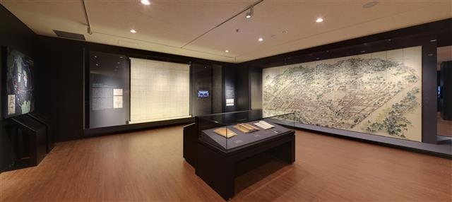 ‘조선의 궁궐실’에 전시된 북궐도형 등 궁궐 관련 기록물. 국립고궁박물관 제공