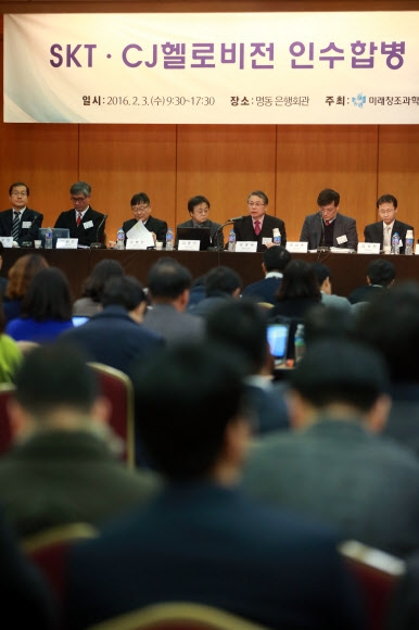 3일 서울 명동 은행회관에서 열린 SKT·CJ 헬로비전 인수합병 토론회에서 통신·방송 전문가들이 열띤 설전을 벌이고 있다. 연합뉴스