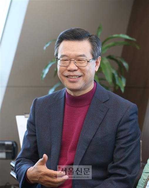 성장현 서울 용산구청장은 용산의 미래에 대해 얘기할 때면 늘 표정이 밝다. 그는 3일 용산구청 집무실에서 가진 서울신문과의 인터뷰에서 “HDC신라면세점과 연계해 지역경제를 활성화하고 복지재단 설립으로 복지 사각지대를 줄이겠다”고 밝혔다.