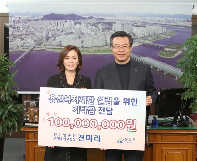 성장현(오른쪽) 서울 용산구청장이 지난 6일 탤런트 견미리씨로부터 용산복지재단 설립을 위한 1억원을 기부받은 뒤 포즈를 취하고 있다.