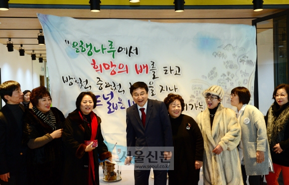 이동진(왼쪽 네 번째) 도봉구청장이 3일 방학3동 주민센터 개소식에 참석해 주민 대표들과 함께 개소식 현수막을 걷어내고 있다. 강성남 선임기자 snk@seoul.co.kr