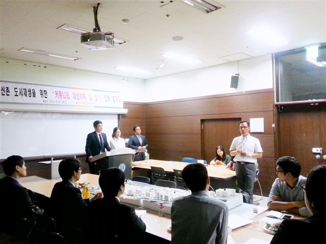 지난해 진행한 대학·지역 연계수업 프로그램에 참가한 교수와 학생들이 지역 재생을 주제로 수업을 하고 있다. 서대문구 제공