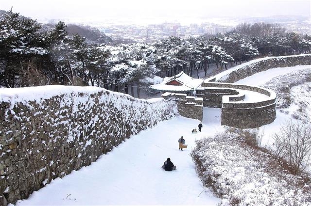 전북 고창군은 전체가 생물권보전지역으로 지정될 정도로 잘 보전된 청정 환경을 자랑한다. 사진은 독특한 성 밟기 풍속이 전해 내려오는 눈 덮인 고창읍성. 고창군 제공
