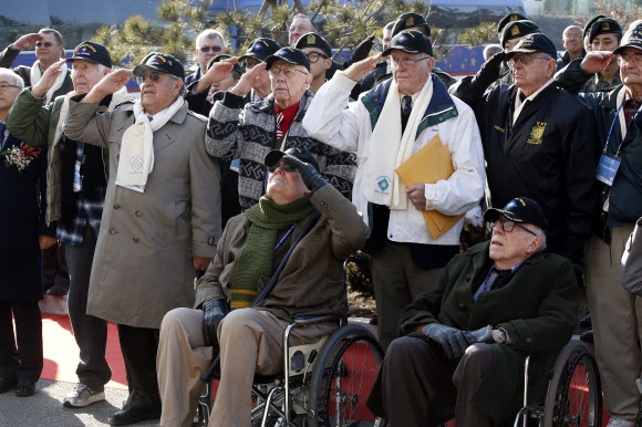 한국전쟁 참전 노병들, 61년전 세운 중학교 찾아 ‘경례’