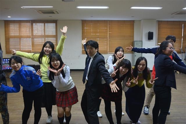 서울 구로청소년자치연합 소속 청소년들이 창작 뮤지컬 ‘비빔밥’의 한 장면을 연습하고 있다. 구로구 제공