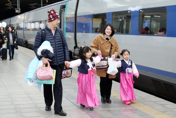 설 연휴를 하루 앞둔 5일 오전 서울역에서 한 가족이 한복을 차려입고 귀성길에 오르고 있다.  연합뉴스