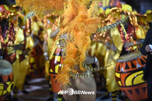 4일(현지시간) 우루과이 몬테비데오에서 열린 카니발 ‘야마다스’에 참여한 댄서들이 전통음악 칸돔베 리듬에 맞춰 춤을 추고 있다. ⓒ AFPBBNews=News1