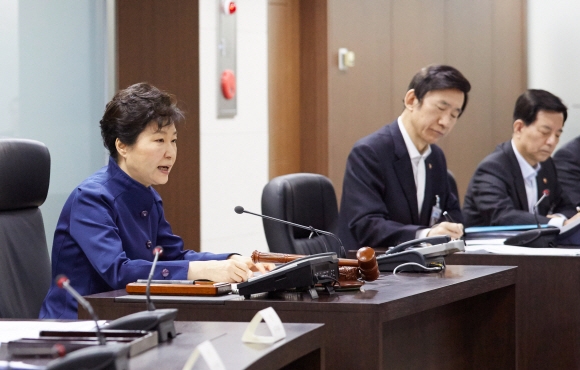 박근혜 대통령이 7일 북한의 장거리 로켓(미사일) 발사 후 청와대에서 긴급 국가안전보장회의(NSC)를 주재하고 있다. <<청와대 제공>>