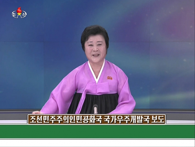 북한의 간판 아나운서인 리춘히가 발사 성공과 관련한 국가우주개발국 보도를 발표하고 있다. 연합뉴스.
