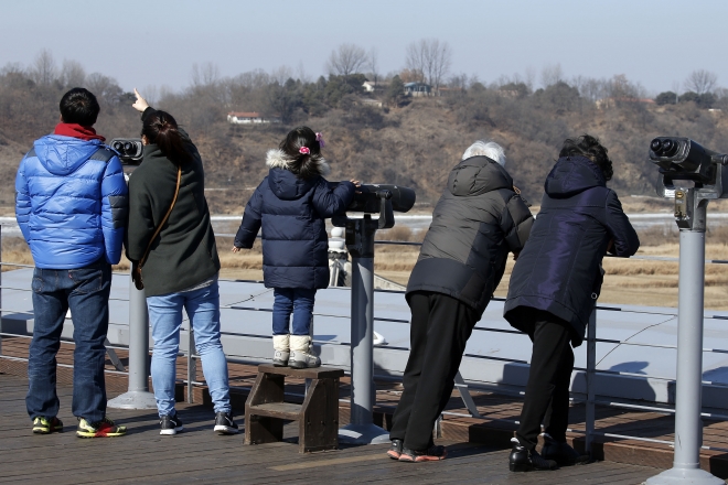 북한이 지난달 제4차 핵실험에 이어 한 달여만인 7일 장거리 로켓(광명성호)을 발사한 가운데 경기도 파주시 임진각에서 관광객들이 망원경으로 북쪽을 살펴보고 있다. 연합뉴스.