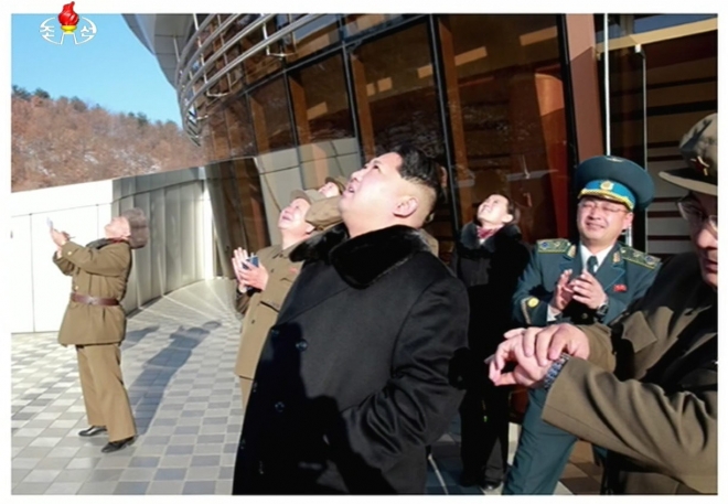 김정은 북한 국방위원회 제1위원장이 7일 광명서 4호 발사를 참관했다고 조선중앙TV 보도했다. 연합뉴스.
