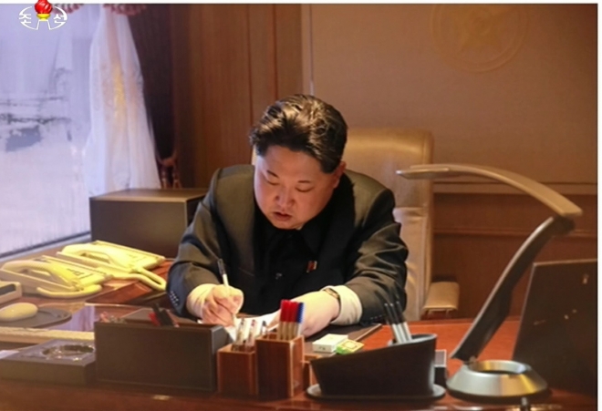 김정은 북한 국방위원회 제1위원장이 지난 6일 광명서 4호 발사를 승인하는 서명을 했다고 조선중앙TV가 보도했다.  연합뉴스.