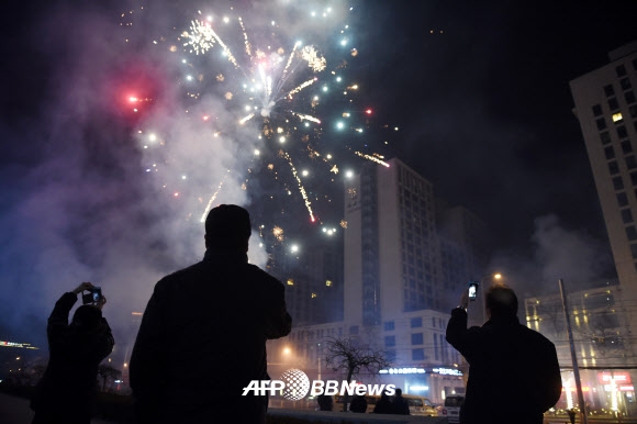 설날맞이 불꽃놀이를 구경 중인 중국 베이징 시민들. ⓒ AFPBBNews=News1