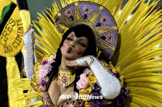 상 클레멘테 삼바 학교의 Revellers가 9일(현지시간) 브라질 리우데자네이루 삼바드롬에서 열린 카니발 퍼레이드 이틀째 밤에 정열적인 공연을 펼치고 있다.ⓒ AFPBBNews=News1