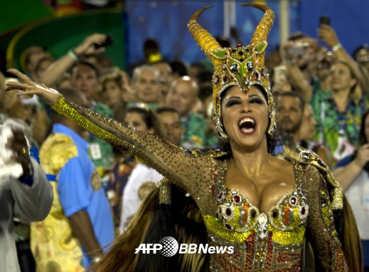 포르텔라 삼바 학교의 Revellers가 9일(현지시간) 브라질 리우데자네이루 삼바드롬에서 열린 카니발 퍼레이드 이틀째 밤에 정열적인 공연을 펼치고 있다.ⓒ AFPBBNews=News1