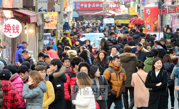 대림역 인근에 있는 중국동포거리가 설 연휴를 맞아 중국 동포들로 붐비는 모습. 강성남 선임기자 snk@seoul.co.kr