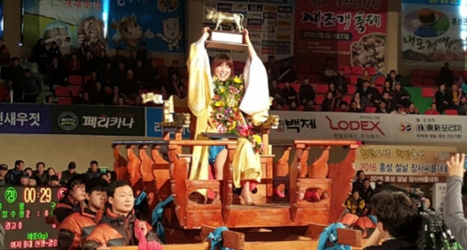 꽃가마 탄 제8대 여자씨름 천하장사 임수정