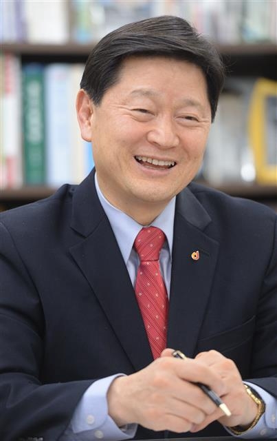 30여년을 서울시에 몸담은 ‘도시계획통’ 최창식 서울 중구청장이 을지로3·4가 정비사업과 현대화 구상에 대해 “가로 환경을 개선해 특화거리를 만들고 새 건물을 지을 때는 초기 단계부터 철저한 수요 조사를 통해 수요자 맞춤형 건물을 짓는 방식으로 도시 재생을 이뤄 낼 것”이라고 설명하면서 자신감 넘치는 웃음을 보이고 있다. 최해국 선임기자 seaworld@seoul.co.kr