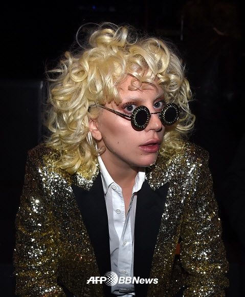 레이디 가가가 10일(현지시간) 미국 캘리포니아주 할리우드 팔라디움에서 열린 생 로랑의 패션쇼에 참석했다. ⓒ AFPBBNews=News1