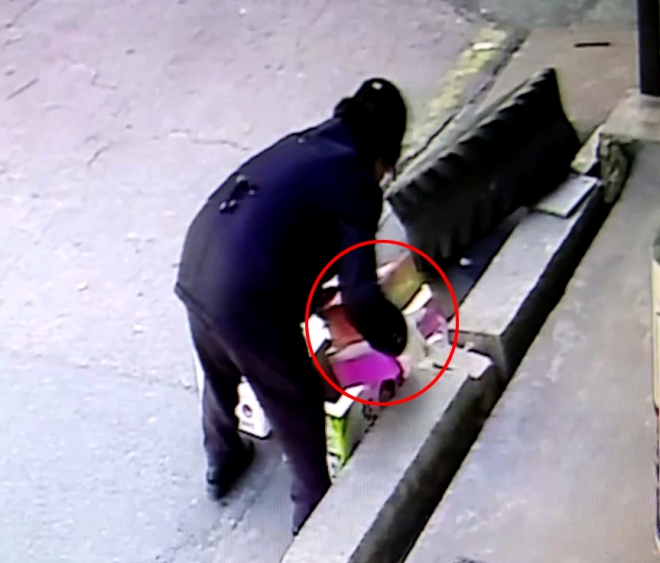 지난달 9일 오후 1시 30분께 경기도 시흥시의 한 편의점에서 한 70대 여성이 폐지를 줍는 척 하며 택배 상자를 훔치는 모습.<<경기지방경찰청>>