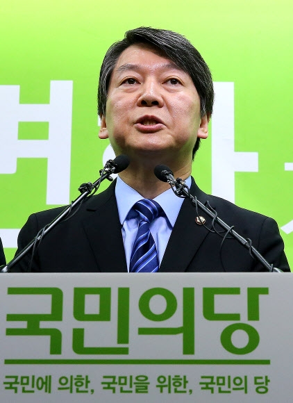 국민의당 안철수 상임 공동대표가 11일 서울 마포 당사에서 기자회견을 열고 ‘창당 1호’ 법안을 발표하고 있다. 연합뉴스