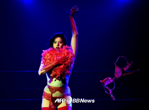 10일(현지시간) 미국 캘리포니아 로스앤젤레스에서 열린 ‘루차 바붐쇼(Lucha Va Voom)’에서 스트립댄서가 무대에서 스트립쇼를 선보이고 있다.<br>ⓒ AFPBBNews=News1
