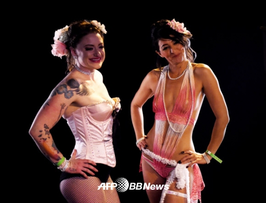 10일(현지시간) 미국 캘리포니아 로스앤젤레스에서 열린 ‘루차 바붐쇼(Lucha Va Voom)’에서 스트립댄서들이 무대에서 공연 준비를 하고 있다.<br>ⓒ AFPBBNews=News1