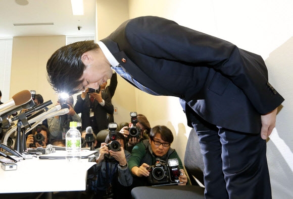 30대 탤런트와의 불륜 의혹이 제기됐던 일본 집권 자민당의 미야자키 겐스케 중의원 의원이 지난달 사퇴 기자회견에서 허리를 굽혀 인사하고 있다. 