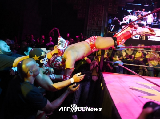 10일(현지시간) 미국 캘리포니아주 로스앤젤레스에서 열린 ‘루차 바붐쇼(Lucha Va Voom)’에서 레슬러들이 경기를 펼치고 있다.<br>ⓒ AFPBBNews=News1