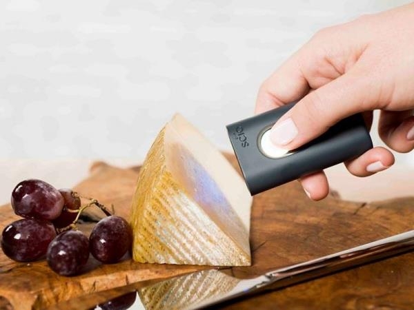 특수 분광 스캐너가 인식한 음식 성분을 스마트폰으로 전송해 해당 음식의 칼로리뿐만 아니라 영양성분까지 꿰뚫을 수 있도록 돕는 센서. SCIO 홈페이지 캡처