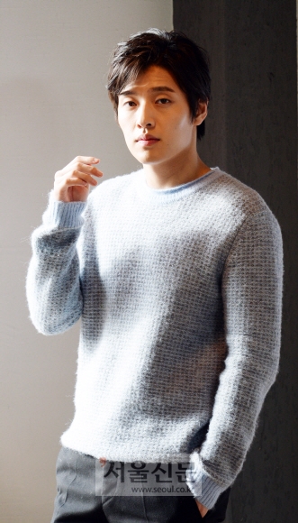 지난해 ‘동주’를 마무리한 뒤 찍었던 ‘좋아해줘’가 같은 날인 오는 17일 개봉한다. 세 커플의 사랑 이야기가 얽힌 로맨틱 코미디다. ‘스물’, ‘동주’ 등과 마찬가지로 사랑에 서투른 캐릭터다. 실제로 ‘연애 숙맥’은 아니라고 손사래 치는 강하늘은 “공부하는 사람”을 이상형으로 꼽았다. 왠지 서로에게 영감을 줄 것 같아서란다.  김명국 전문기자 daunso@seoul.co.kr 