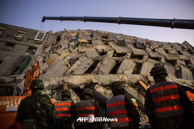 대만 지진 현장에서 100명이 넘는 사망자를 발견하고 마침내 2월 13일 수색을 종료했다. ⓒAFPBBNews=News1